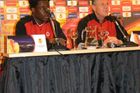 Po příletu čekala hráče tisková konference, jíž se zúčastnil jak hlavní trenér Josef Chovanec, tak útočník Sparty Bony Wilfried.
