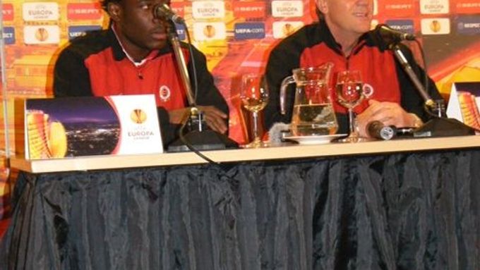 Josef Chovanec a Bony Wilfried na tiskové konferenci.
