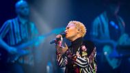 Emeli Sandé s kapelou na koncertě v pražské O2 areně. Ta byla uzpůsobená k sezení, opticky tedy halu návštěvníci téměř zaplnili.