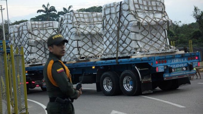 Humanitární pomoc pro Venezuelu dorazila na kolumbijskou hranici.