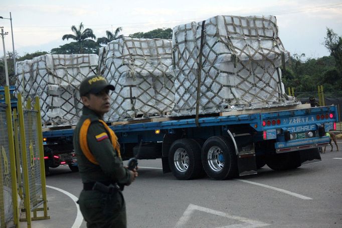 Humanitární pomoc pro Venezuelu dorazila na kolumbijskou hranici.