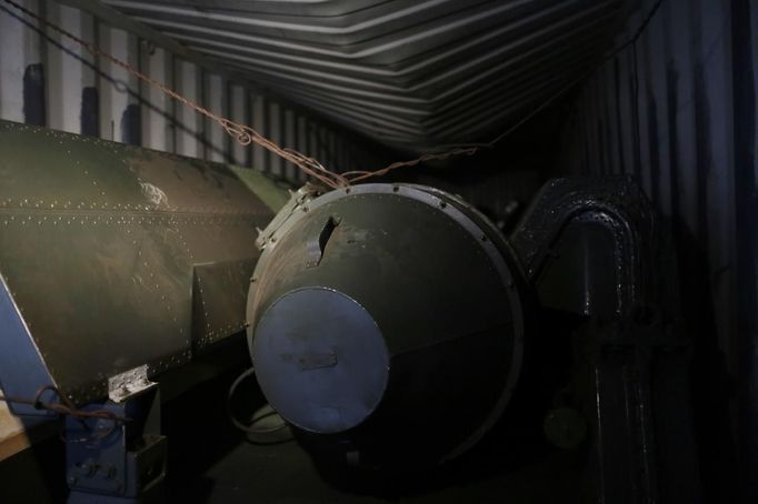 A long, green missile-shaped object is seen inside the North Korean flagged ship "Chong Chon Gang" docked at the Manzanillo Container Terminal in Colon City July 16, 2013. Panama detained the North Korean-flagged ship from Cuba as it headed to the Panama Canal and said it was hiding weapons in brown sugar containers, sparking a standoff in which the ship's captain attempted to commit suicide. Panama's President Ricardo Martinelli said the undeclared weapons were detected inside the containers when Panamanian authorities stopped the ship, suspecting it was carrying drugs. REUTERS/Carlos Jasso (PANAMA - Tags: CRIME LAW POLITICS) Published: Čec. 16, 2013, 9:07 odp.