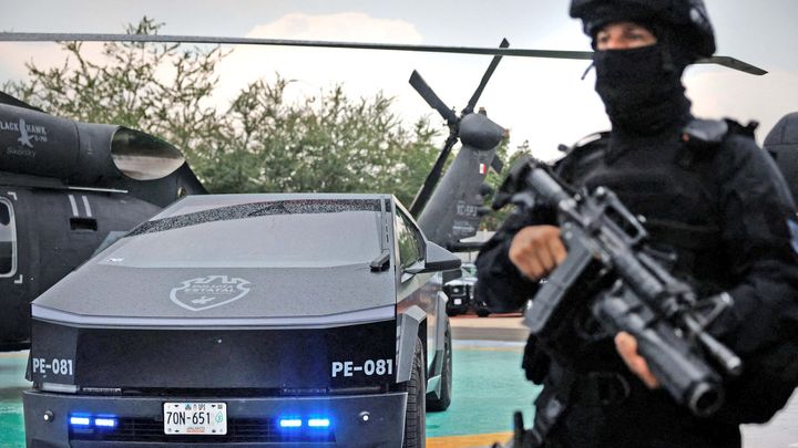 Bezpečnost ve stylu sci-fi: Tesla Cybertruck brázdí ulice Mexika před fotbalovým MS; Zdroj foto: Reuters