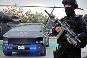 Bezpečnost ve stylu sci-fi: Tesla Cybertruck brázdí ulice Mexika před fotbalovým MS
