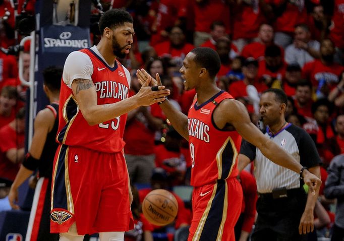 NBA, New Orleans - Portland: Domácí Anthony Davis (vlevo) a Rajon Rondo se radují z náskoku ve druhé půli čtvrtého zápasu osmifinále play off.