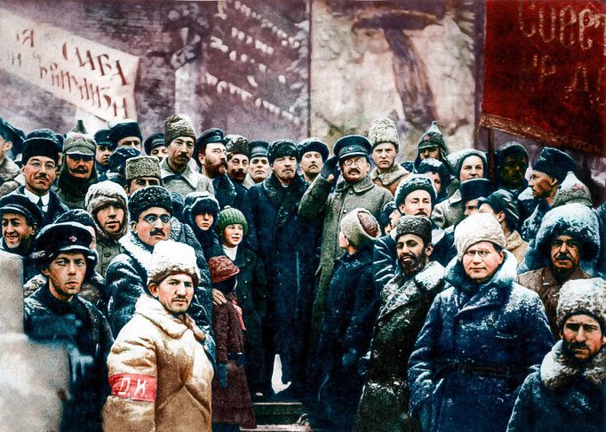 Lenin s bolševickými soudruhy během oslav 2. výročí Říjnové revoluce, Moskva 1920. Kolorováno