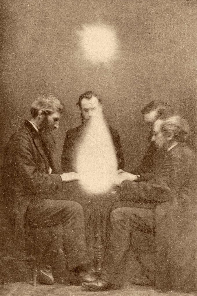 Seance vedená Johnem Beattiem v Bristolu, Anglie, 1872. Čtyři muži sedí kolem stolu, uprostřed je viditelná "psychická síla".