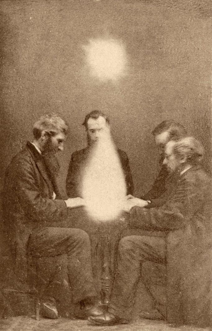 Seance vedená Johnem Beattiem v Bristolu, Anglie, 1872. Čtyři muži sedí kolem stolu, uprostřed je viditelná "psychická síla".