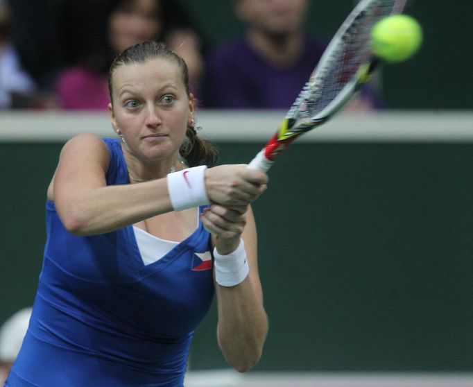 Česká tenistka Petra Kvitová v utkání Fed Cupu 2012 proti Srbce Aně Ivanovičové.