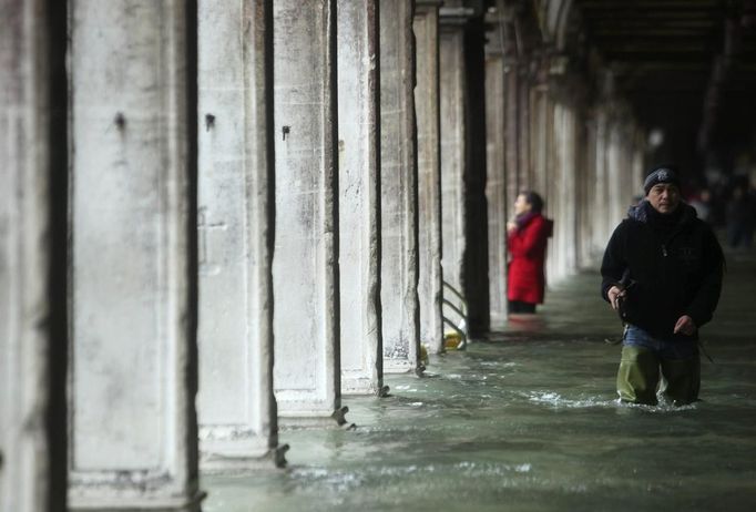 A man walks through a flooded street during a period of seasonal high water in Venice November 11, 2012. The water level in the canal city rose to 149 cm (59 inches) above normal, according to the monitoring institute. REUTERS/Manuel Silvestri (ITALY - Tags: ENVIRONMENT SOCIETY TPX IMAGES OF THE DAY) Published: Lis. 11, 2012, 2:20 odp.