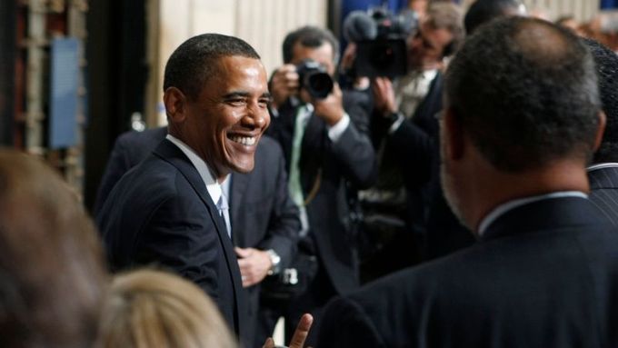 Obama dokončil projev a v uvolněné atmosféře se na ochodu z historické budovy Federal Hall na Wall Street zdravil s novináři a příznivci.