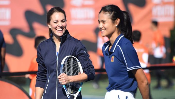 Emma Raducanuová (vpravo) při tenise s vévodkyní z Cambridge Kate