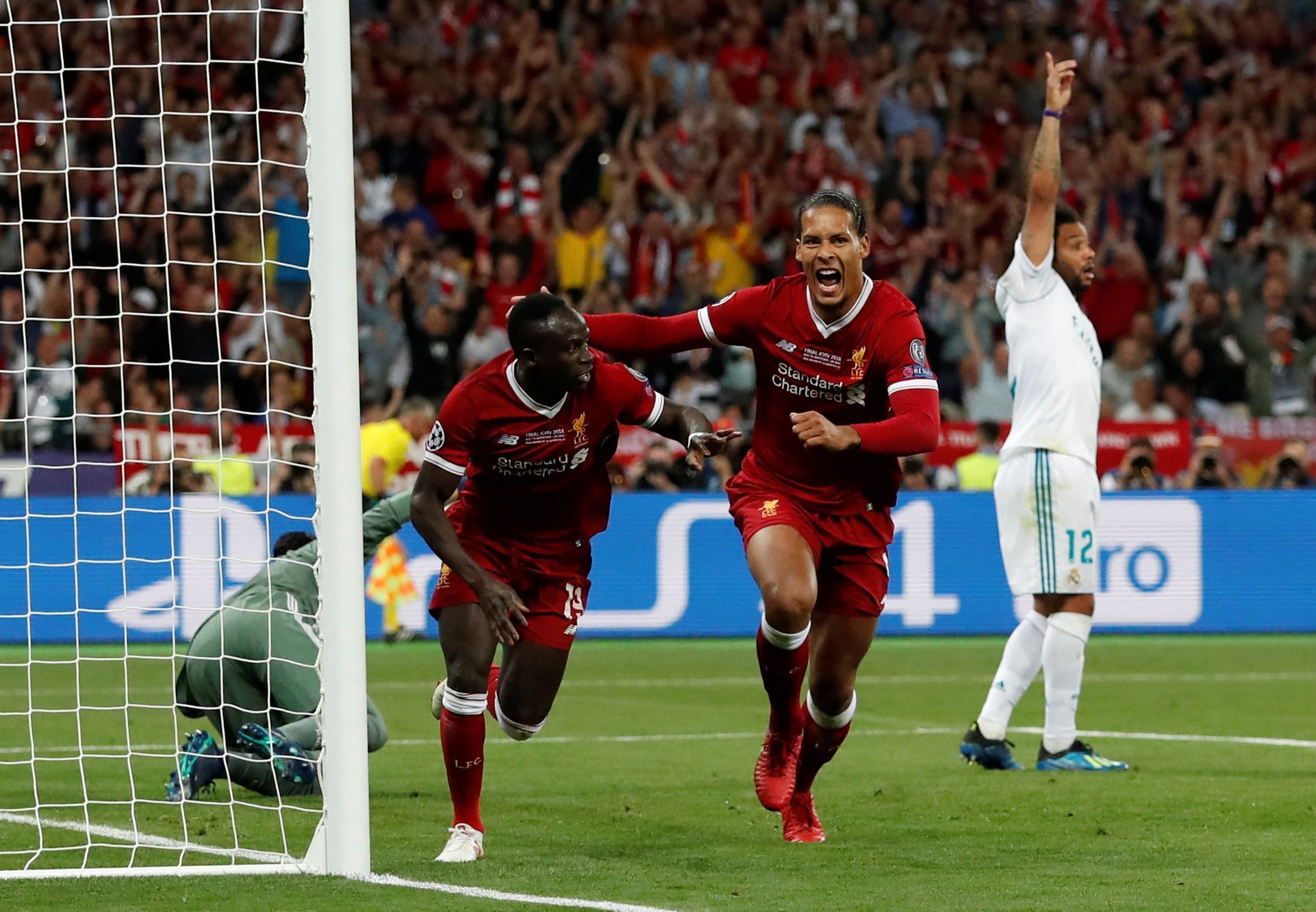 fotbal, Liga mistrů 2017/2018, Real Madrid - Liverpool, Sadio Mané (vlevo) slaví svůj gól