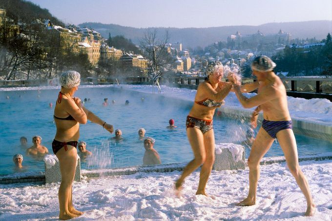 Lidé u vyhřívaného bazénu hotel Thermal během zimy. Archivní fotografie z lázní v Karlových Varech. Rok 1984