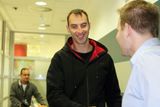 Ještě na letišti převzal vytáhlý obránce dres svého nového klubu, HC Lev Praha. Jako obvykle na zádech ponese číslo 33.