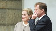 Velvyslankyně USA u OSN Madeleine Albrightová a prezident Václav Havel očekávají na Pražském hradě příjezd manželky amerického prezidenta Hillary Clintonové v roce 1996.