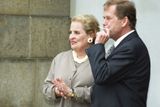 Velvyslankyně USA u OSN Madeleine Albrightová a prezident Václav Havel očekávají na Pražském hradě příjezd manželky amerického prezidenta Hillary Clintonové v roce 1996.