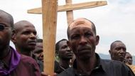 Muž, který zázrakem přežil rwandskou genocidu, si připomíná její 12.výročí v centru Kigali.