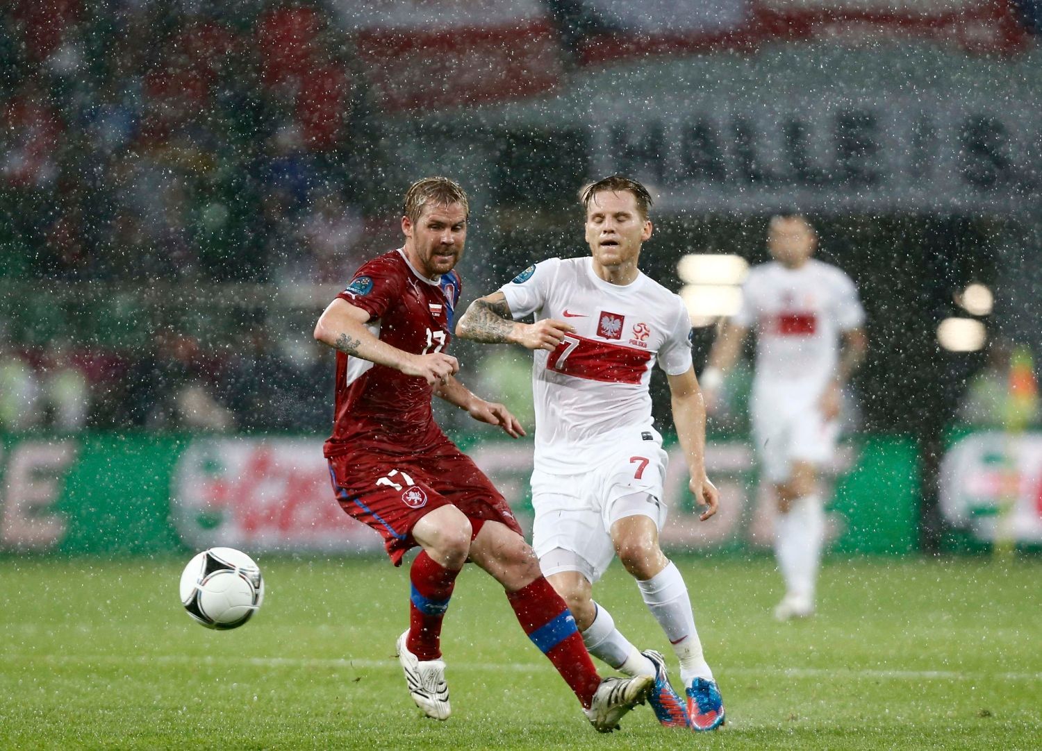 Český fotbalista Tomáš Hübschman fauluje Poláka Eugena Polanskiho v utkání skupiny A na Euru 2012