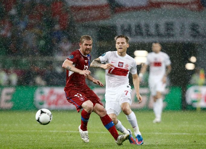 Český fotbalista Tomáš Hübschman fauluje Poláka Eugena Polanskiho v utkání skupiny A na Euru 2012.