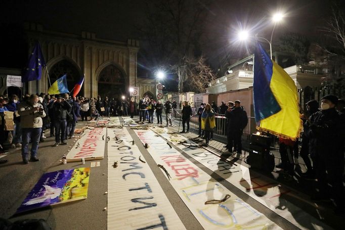 Záběry z pražské demonstrace před ruskou ambasádou na podporu napadené Ukrajině.