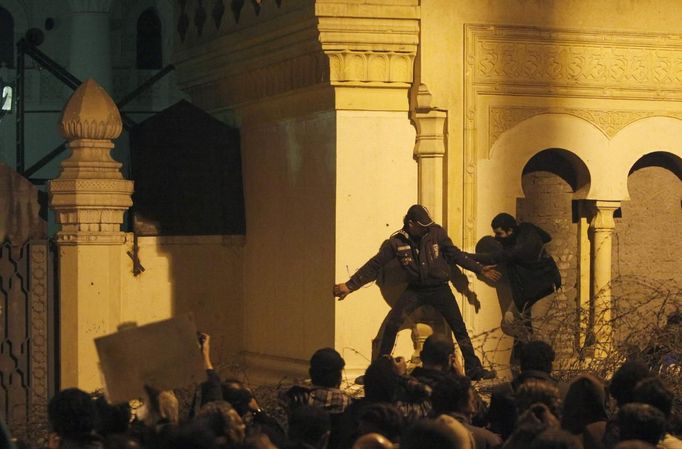 Protesters, who oppose Egyptian President Mohamed Mursi and the Muslim Brotherhood try to break through one of the gates of the Presidential Palace in Cairo February 11, 2013. Protesters demanding the departure of Mursi clashed with police outside his palace on Monday on the second anniversary of the overthrow of veteran autocrat Hosni Mubarak. Dozens of youths threw rocks at the Ettihadiya palace after a peaceful march by thousands of demonstrators who accused Mursi's conservative Muslim Brotherhood of hijacking Egypt's democratic revolution and seeking to monopolise power. REUTERS/Asmaa Waguih (EGYPT - Tags: POLITICS CIVIL UNREST) Published: Úno. 11, 2013, 7:22 odp.