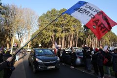 "Konvoje svobody" míří navzdory zákazu do Paříže, čekají je tam tisíce policistů
