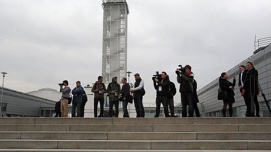 Nečas v Brně a šepot z Hluboké. Bar a blondýnu nefoťte!