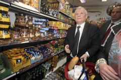 Polskému expremiérovi Kaczyńskému hrozí soud