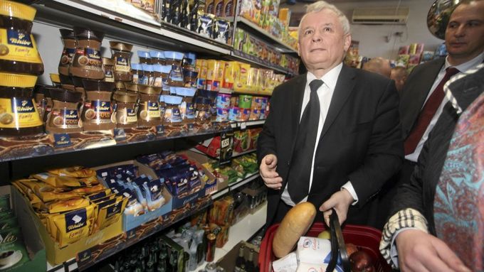 Jaroslaw Kaczyński nakupuje ve varšavské samoobsluze.