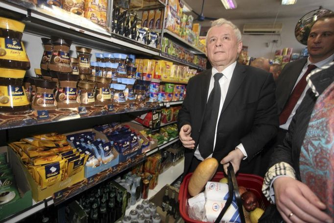 Jaroslaw Kaczyński nakupuje ve varšavské samoobsluze.