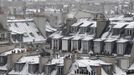 ¨ View of snow-covered rooftops of residential buildings in Paris March 12, 2013 as winter weather with snow and freezing temperatures returns to northern France. REUTERS/Gonzalo Fuentes (FRANCE - Tags: ENVIRONMENT CITYSPACE TPX IMAGES OF THE DAY) Published: Bře. 12, 2013, 3:10 odp.