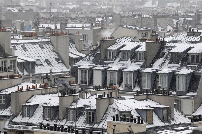 ¨ View of snow-covered rooftops of residential buildings in Paris March 12, 2013 as winter weather with snow and freezing temperatures returns to northern France. REUTERS/Gonzalo Fuentes (FRANCE - Tags: ENVIRONMENT CITYSPACE TPX IMAGES OF THE DAY) Published: Bře. 12, 2013, 3:10 odp.