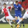 Jakub Hromada, Harvey Barnes a Ondřej Kúdela v prvním zápase 2. kola EL Slavia - Leicester