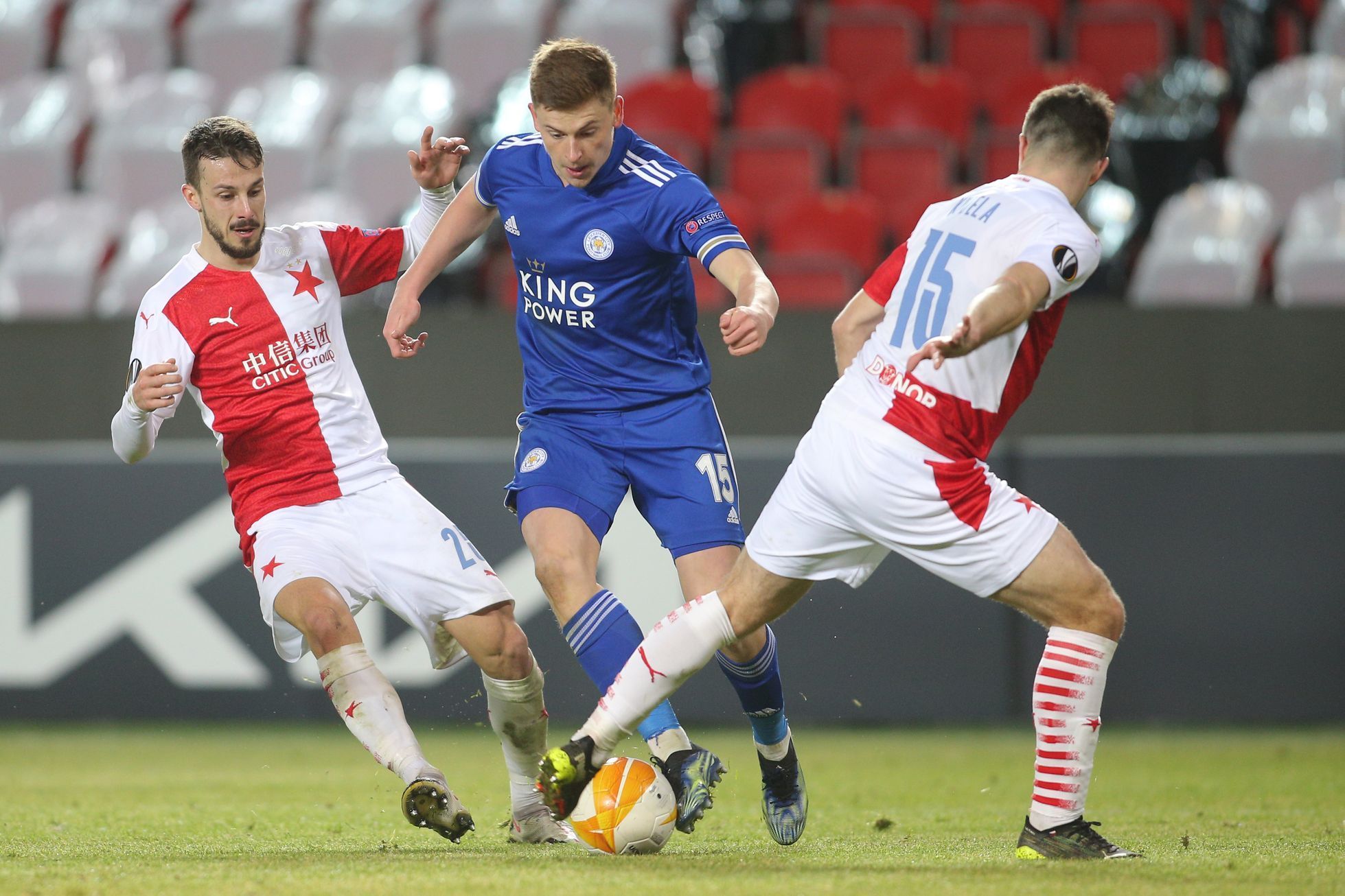 Jakub Hromada, Harvey Barnes a Ondřej Kúdela v prvním zápase 2. kola EL Slavia - Leicester