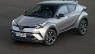 Toyota C-HR - Malý crossover od Toyoty se postaví do lítého boje s Hondou HR-V. Tahle auta mají dokonce i podobné jméno. Zaujme agresivním designem a také faktem, že bude jezdit i jako hybrid.