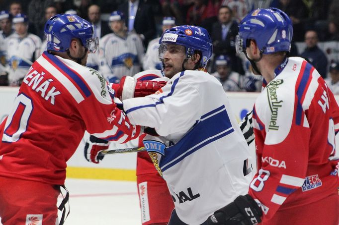 EHT, Česko-Finsko: bitka Radek Smoleňák (70) vs. Tuomo Ruutu