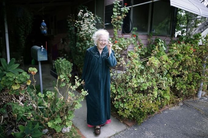 Mary Herring, 78, walks out of her trailer in which she has lived for 20 years, in Village Trailer Park in Santa Monica, California July 12, 2012. Developer Marc Luzzatto wants to relocate residents from the trailer park to make way for nearly 500 residences, office space, stores, cafes and yoga studios, close to where a light rail line is being built to connect downtown Los Angeles to the ocean. Village Trailer Park was built in 1951, and 90 percent of its residents are elderly, disabled or both, according to the Legal Aid Society. Many have lived there for decades in old trailers which they bought. The property is valued at as much as $30 million, according the LA Times. Picture taken July 12, 2012. REUTERS/Lucy Nicholson (UNITED STATES - Tags: POLITICS REAL ESTATE BUSINESS SOCIETY) Published: Čec. 14, 2012, 6:48 dop.