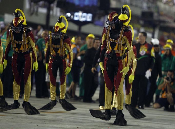 Revellers from Grande Rio samba school participate during the annual Carnival parade in Rio de Janeiro's Sambadrome, February 12, 2013. REUTERS/Pilar Olivares (BRAZIL - Tags: SOCIETY) Published: Úno. 12, 2013, 5:04 dop.