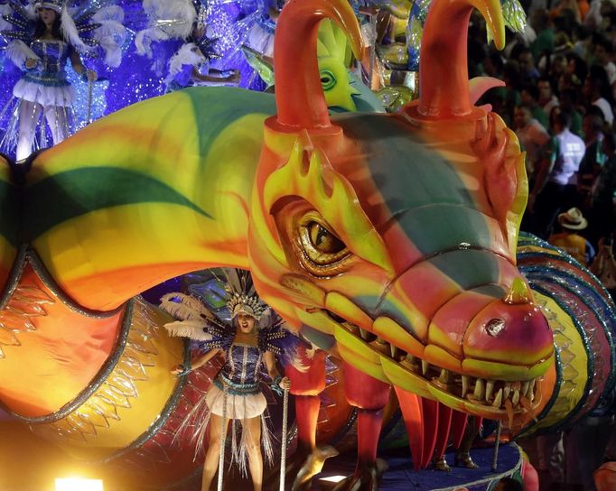 Revellers from the Vila Isabel samba school participate in the annual Carnival parade in Rio de Janeiro's Sambadrome February 12, 2013. REUTERS/Ricardo Moraes (BRAZIL - Tags: SOCIETY) Published: Úno. 12, 2013, 7:30 dop.