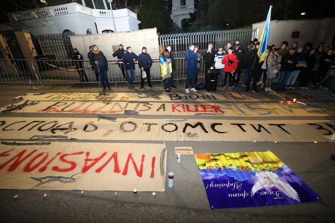 Záběry z pražské demonstrace před ruskou ambasádou na podporu napadené Ukrajině.