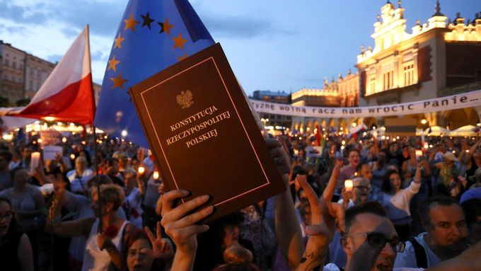 Ústava na demonstraci proti reformě polského soudnictví, 22. července 2017.