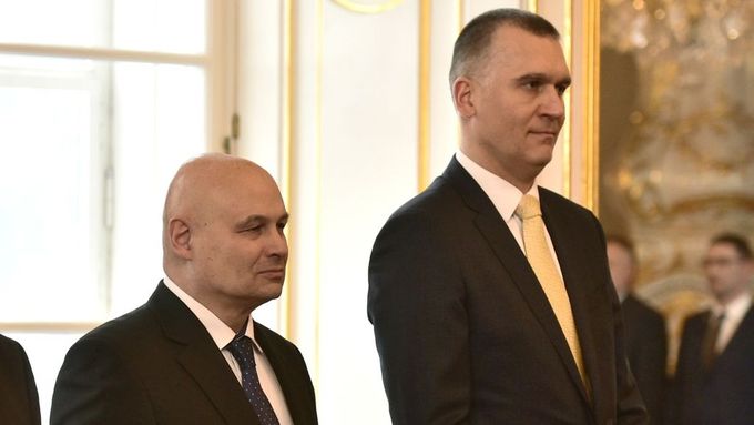 Prezident Miloš Zeman jmenoval na Pražském hradě novými členy bankovní rady České národní banky Oldřicha Dědka a Marka Moru (vpravo).