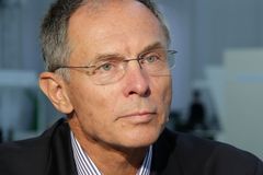 Střet mezi demokratickými a autoritářskými systémy se zostřuje, říká ekonom Švejnar