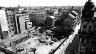 Novogotický Šlikův palác byl zbourán už v roce 1938. Soutěž o zástavbu proluky vyhráli na začátku 70. let architekti Masák, Rajniš a Eisler s projektem na moderní obchodní dům v centru Prahy. V té době ještě jezdily tramvaje z Národní i směrem na Václavské náměstí.