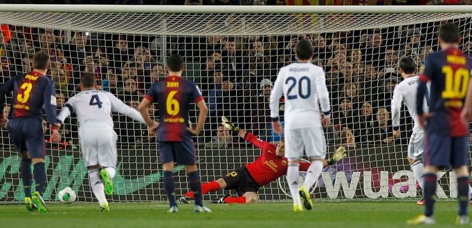 Semifinále Copa del Rey, El Clásico Barcelona vs. Real (Ronaldo dává penaltu).