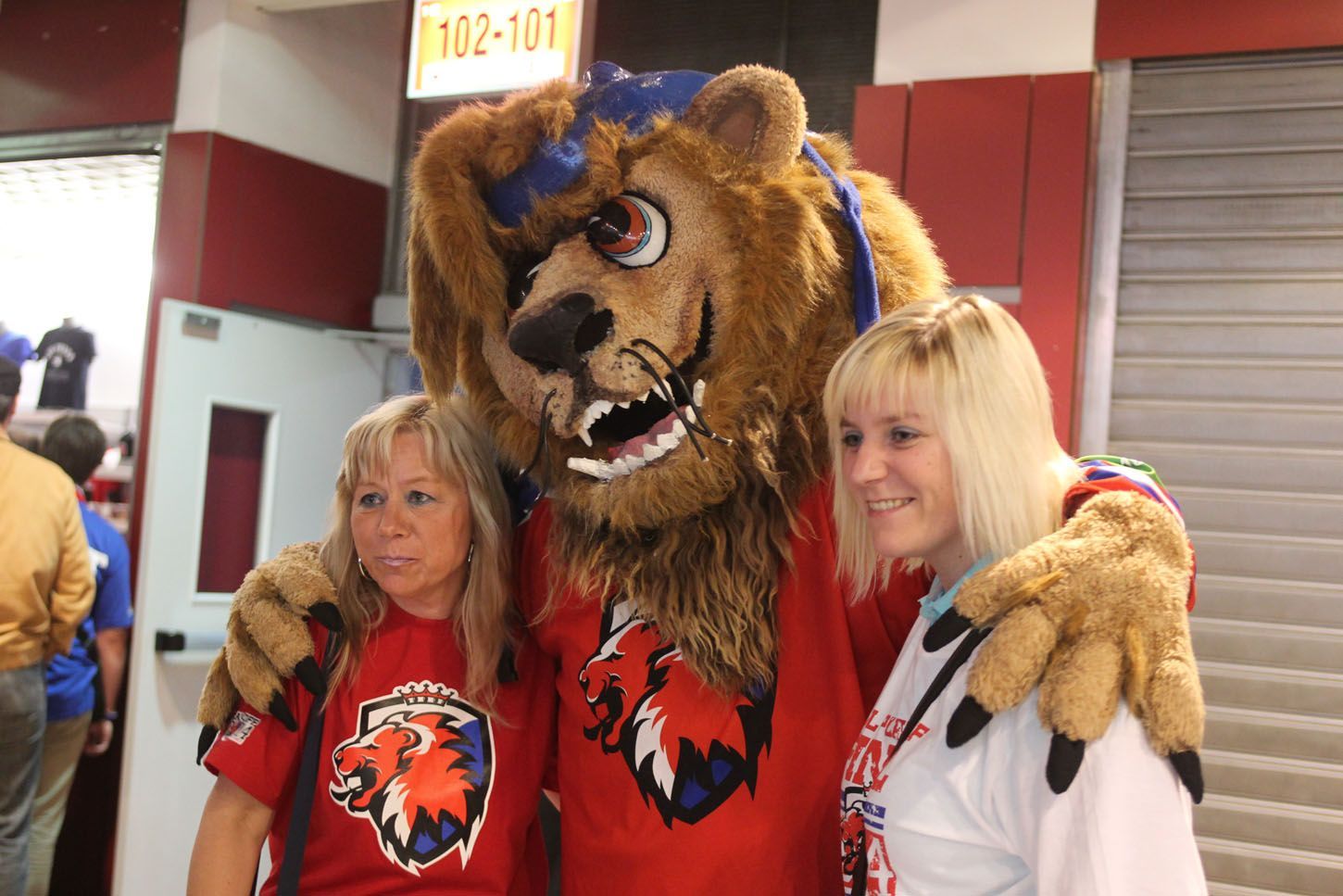 Lev Praha vs. Magnitogorsk, čtvrté finále KHL v O2 aréně (maskot)