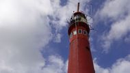 Autorka ve skutečnosti v románu spojila dva nizozemské ostrovy dohromady - Schiermonnikoog a Ameland.