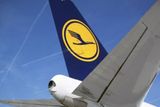 Reklama německého leteckého dopravce Lufthansa si zase střílí z komplexu anglických fanoušků, který mají ze vzájemných duelů s Němci. A také z mnoha kulturních stereotypů, které o Německu po světě kolují.
