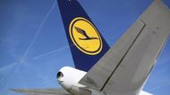 Reklama německého leteckého dopravce Lufthansa si zase střílí z komplexu anglických fanoušků, který mají ze vzájemných duelů s Němci. A také z mnoha kulturních stereotypů, které o Německu po světě kolují.